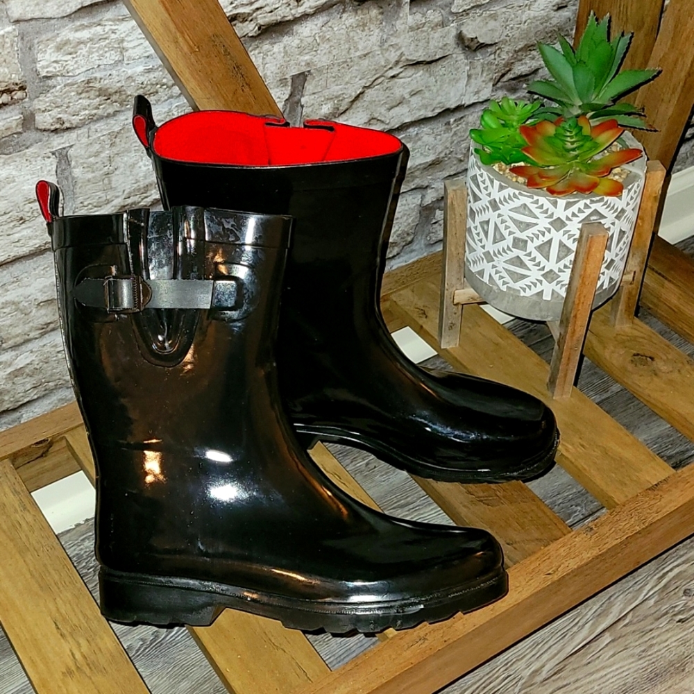 Black solid short sporty rain boots in a sz. 9 by Capelli New York.